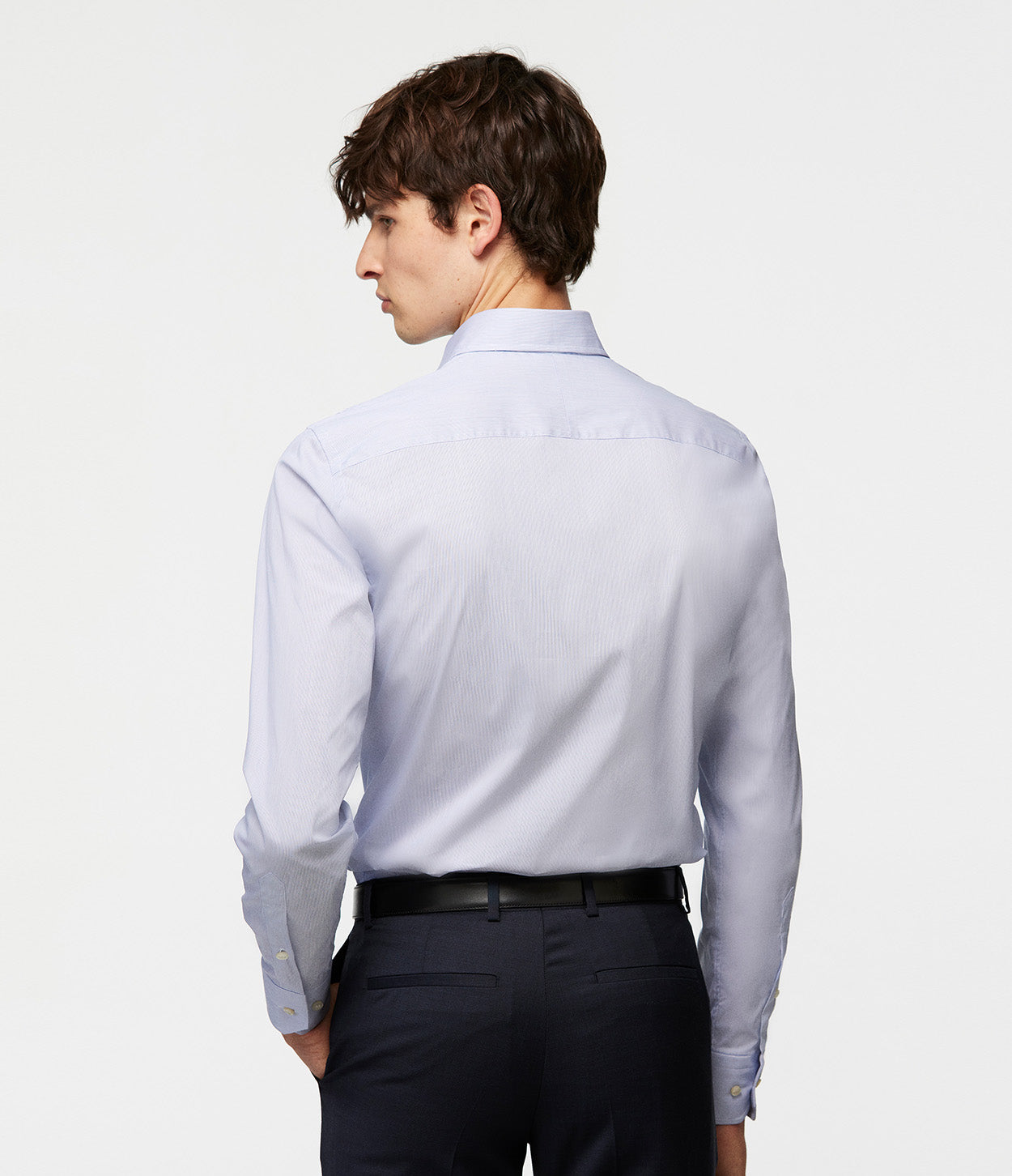 modelo de espaldas mano izquierda bolsillo