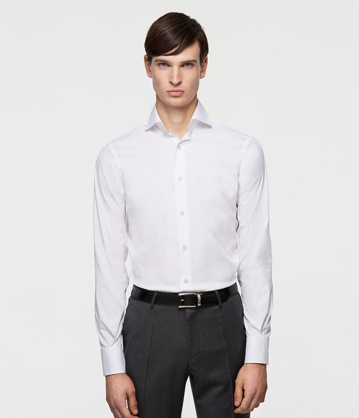 modelo de pie con camisa blanca manga larga