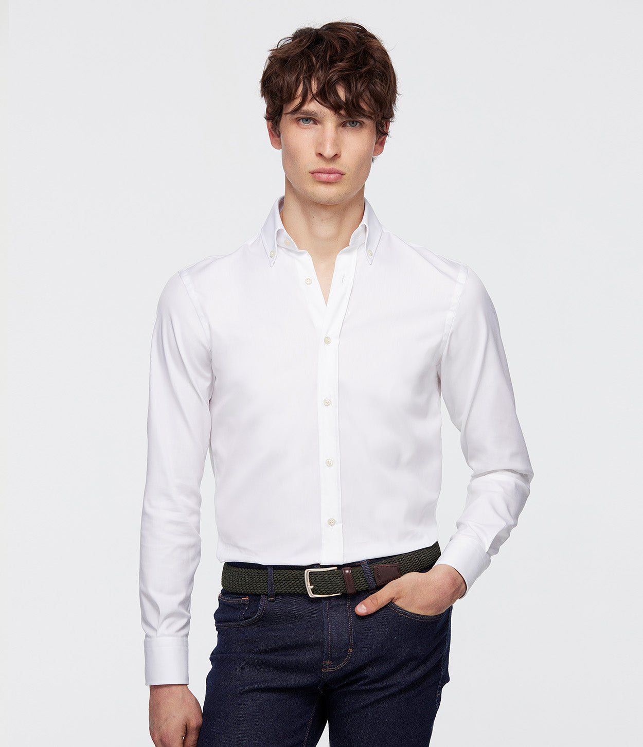 fotografía modelo de pie con la mano izquierda en el bolsillo