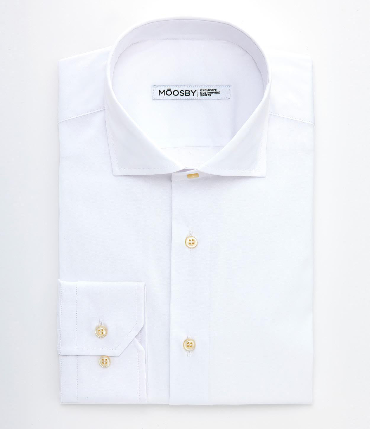 cenital con la camisa blanca plegada