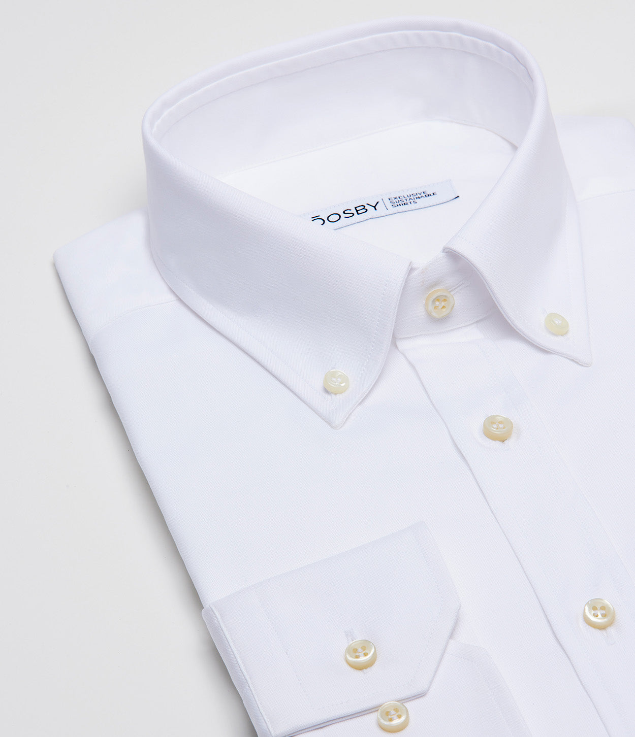 fotografía semi cenital de la camisa blanca