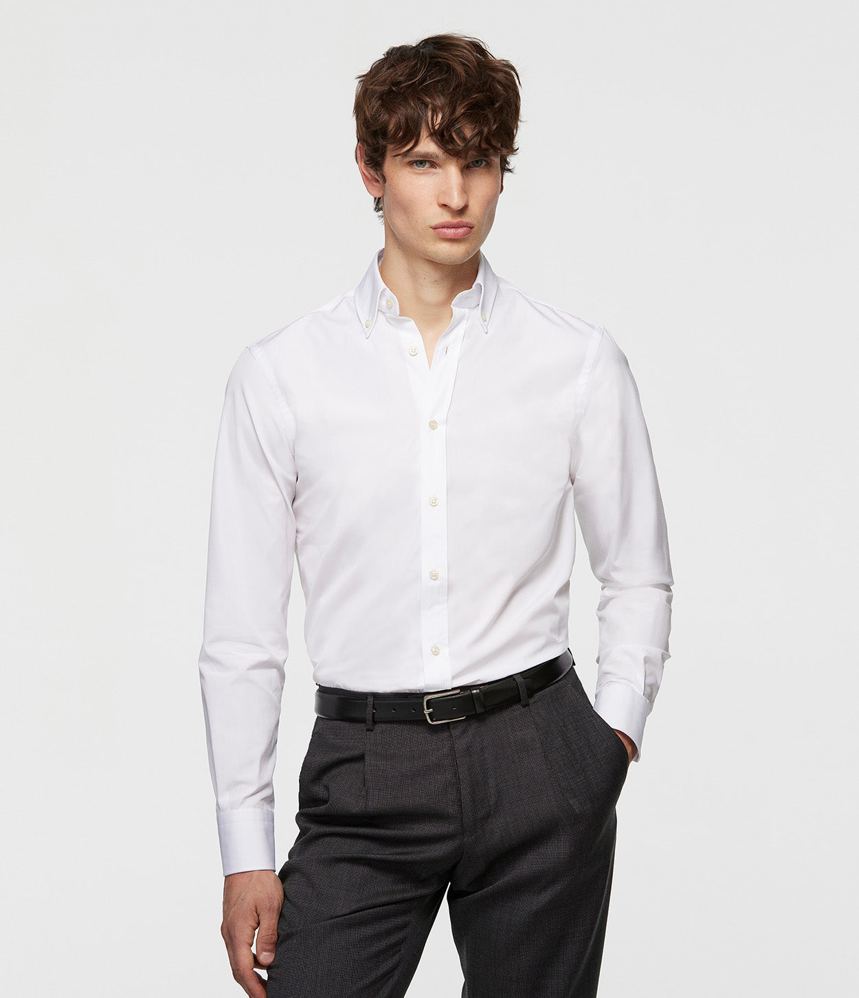 modelo de pie camisa blanca manga larga