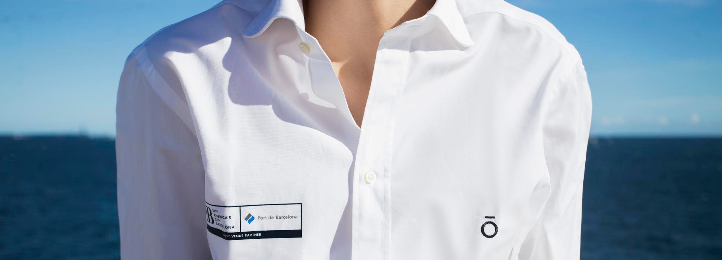 camisa blanca con logo copa america y logo moosby bordado