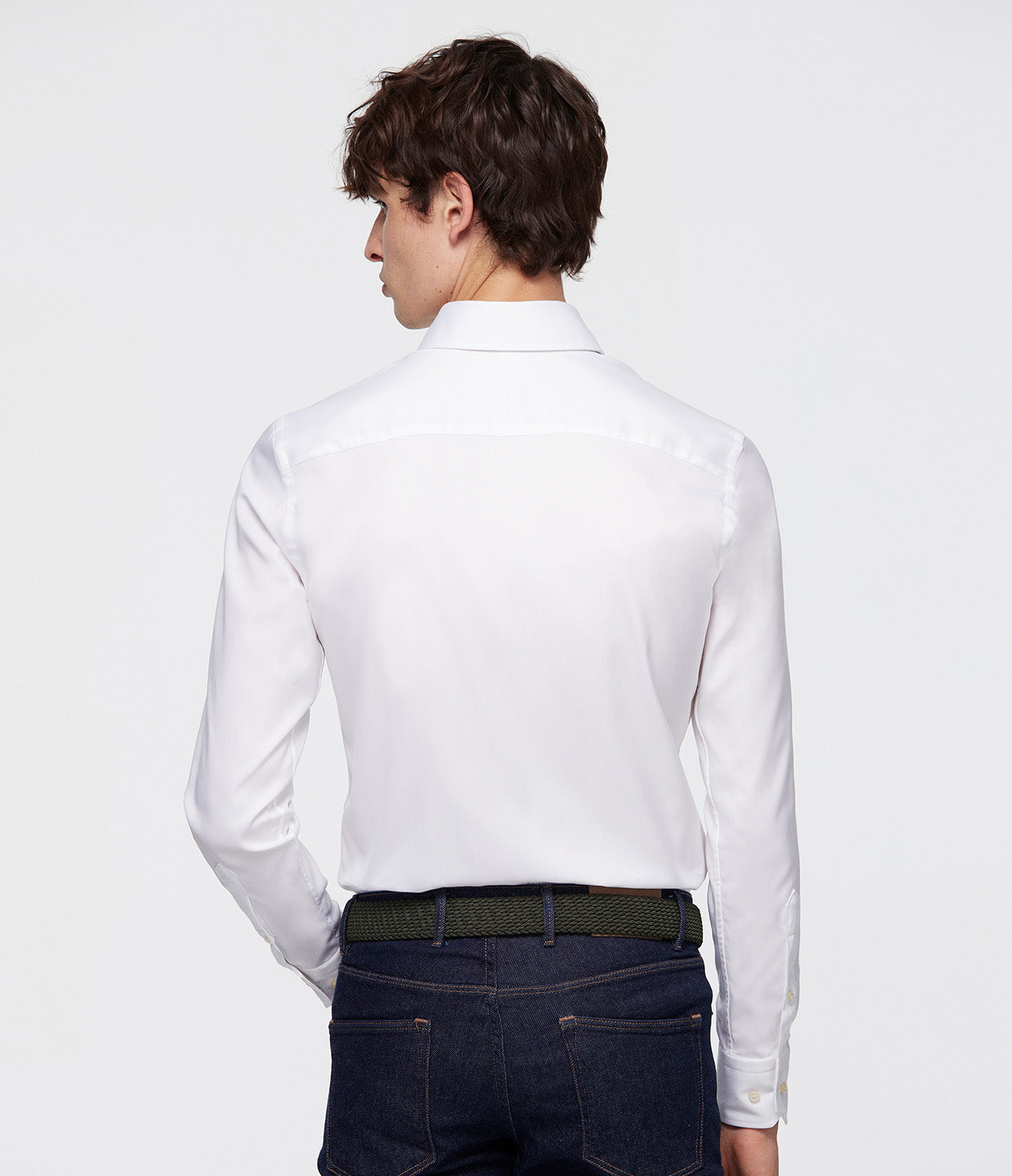 fotografía modelo de espaldas y mano izquierda en el bolsillo