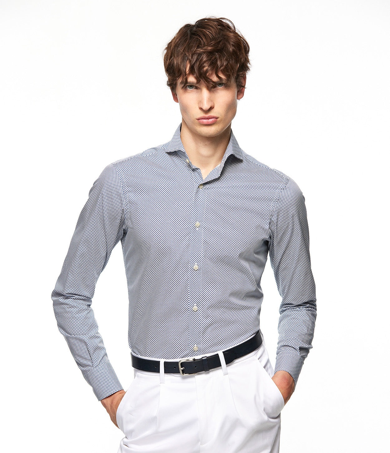 modelo de pie manos en los bolsillos