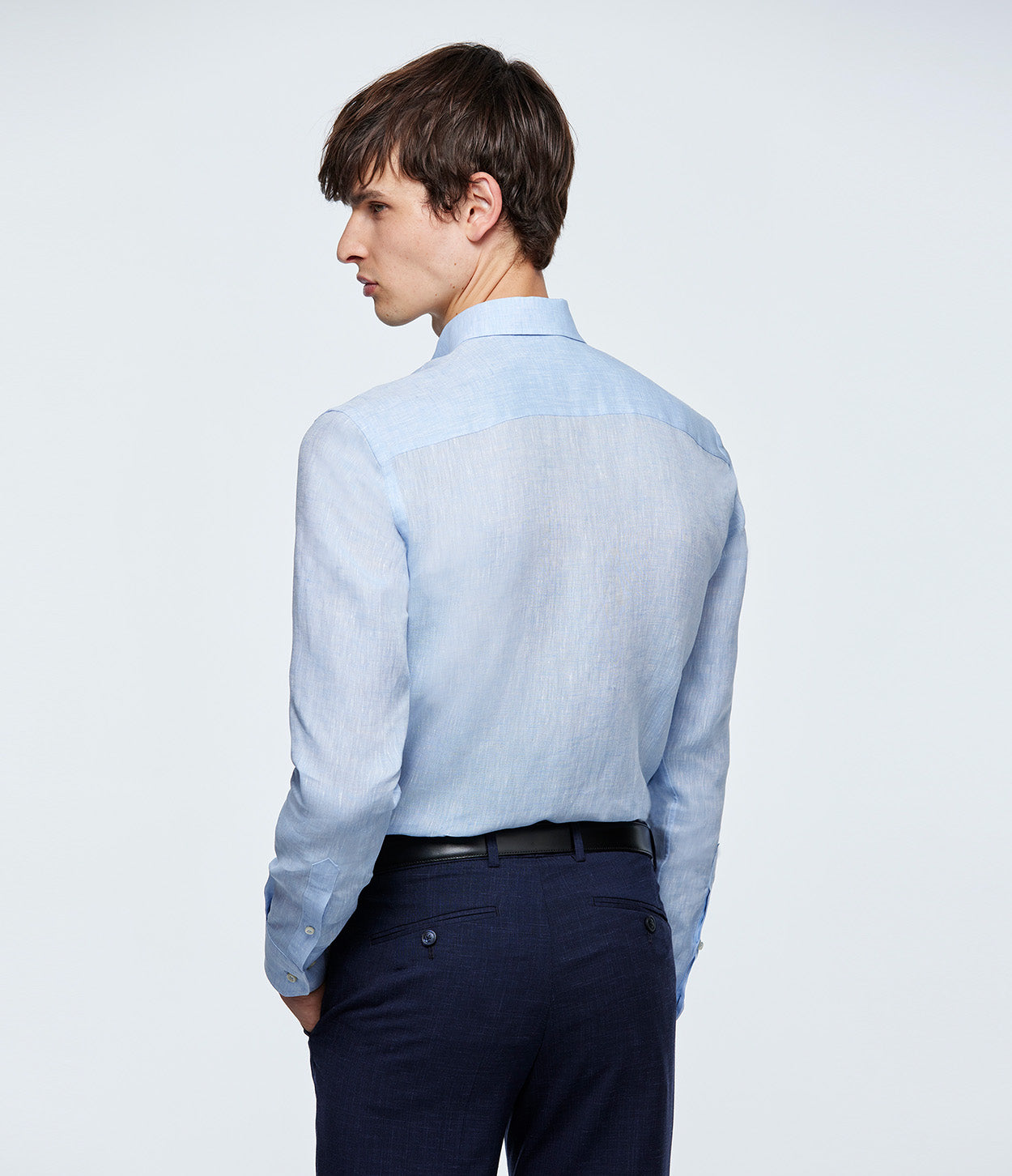 fotografía modelo de espaldas mano bolsillo