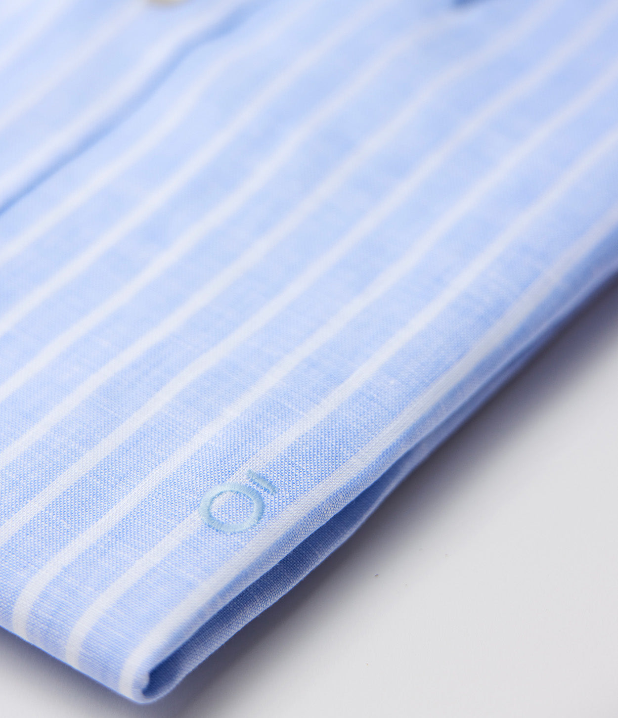 detalle logo camisa plegada