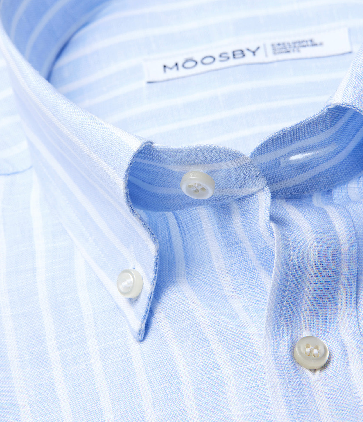 detalle cuello con botones o cuello francés