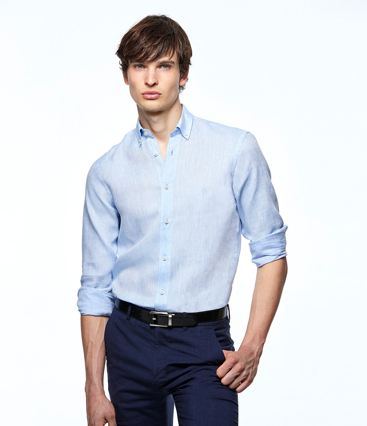 modelo con camisa mangas arremangadas