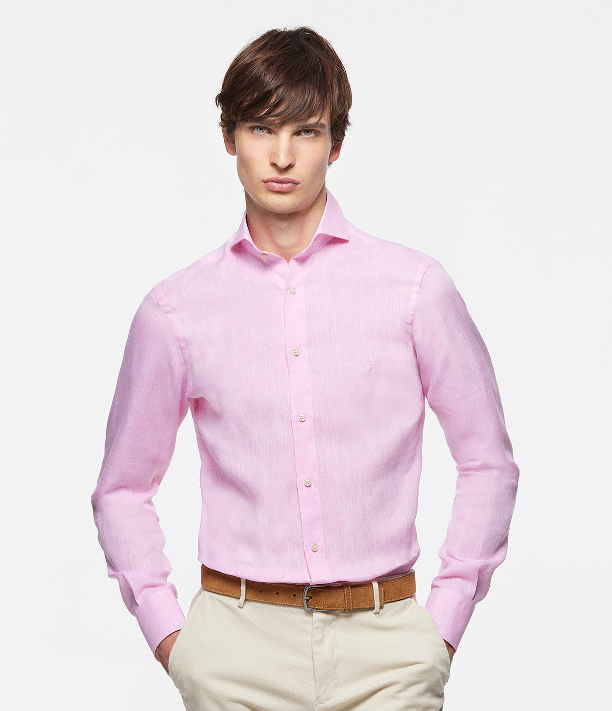 modelo manos en los bolsillos con camisa rosa
