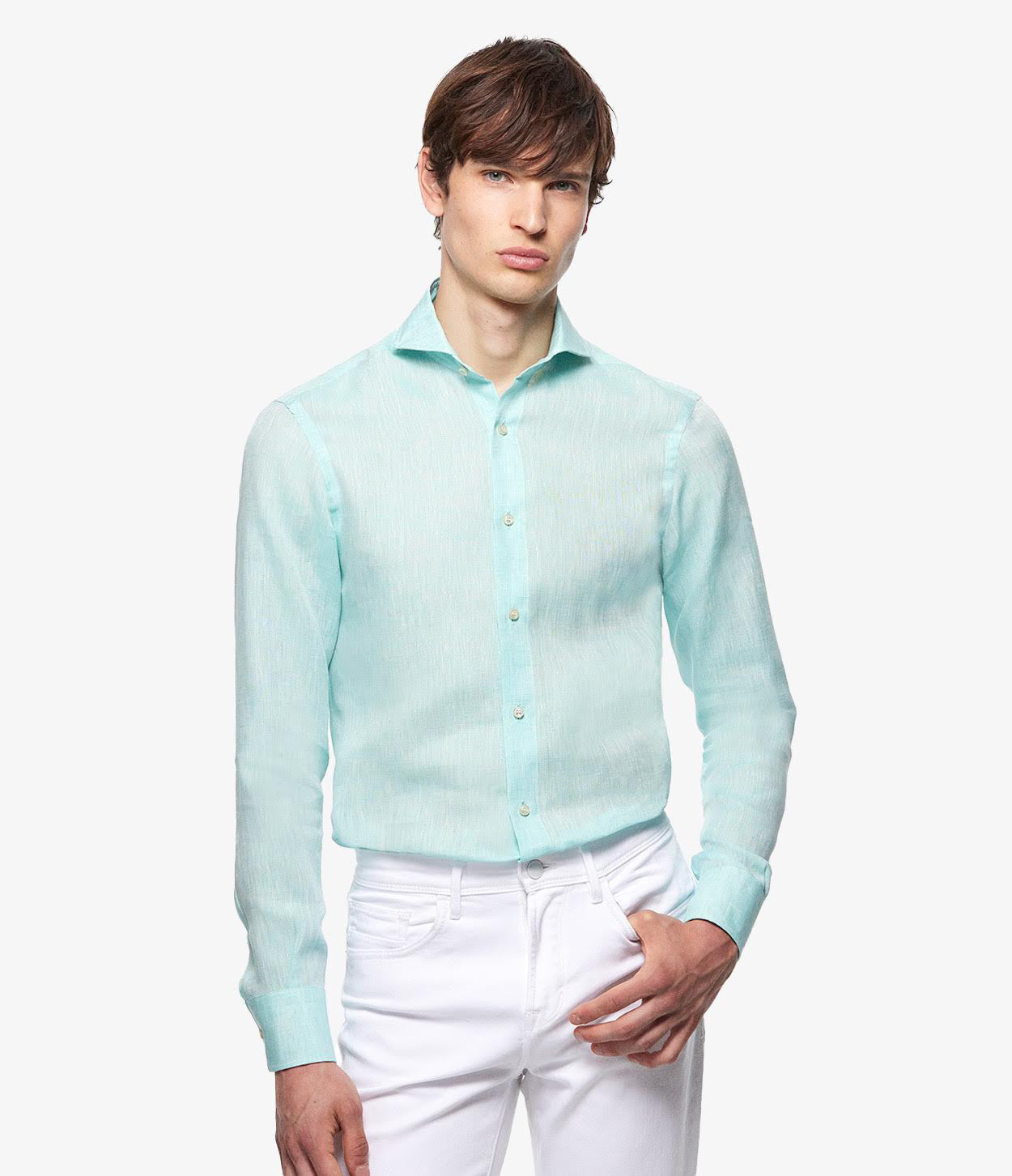 modelo con mano en bolsillo con camisa de lino verde