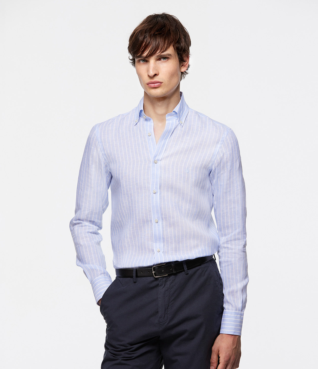 fotografía modelo camisa rayas azul cielo y blancas