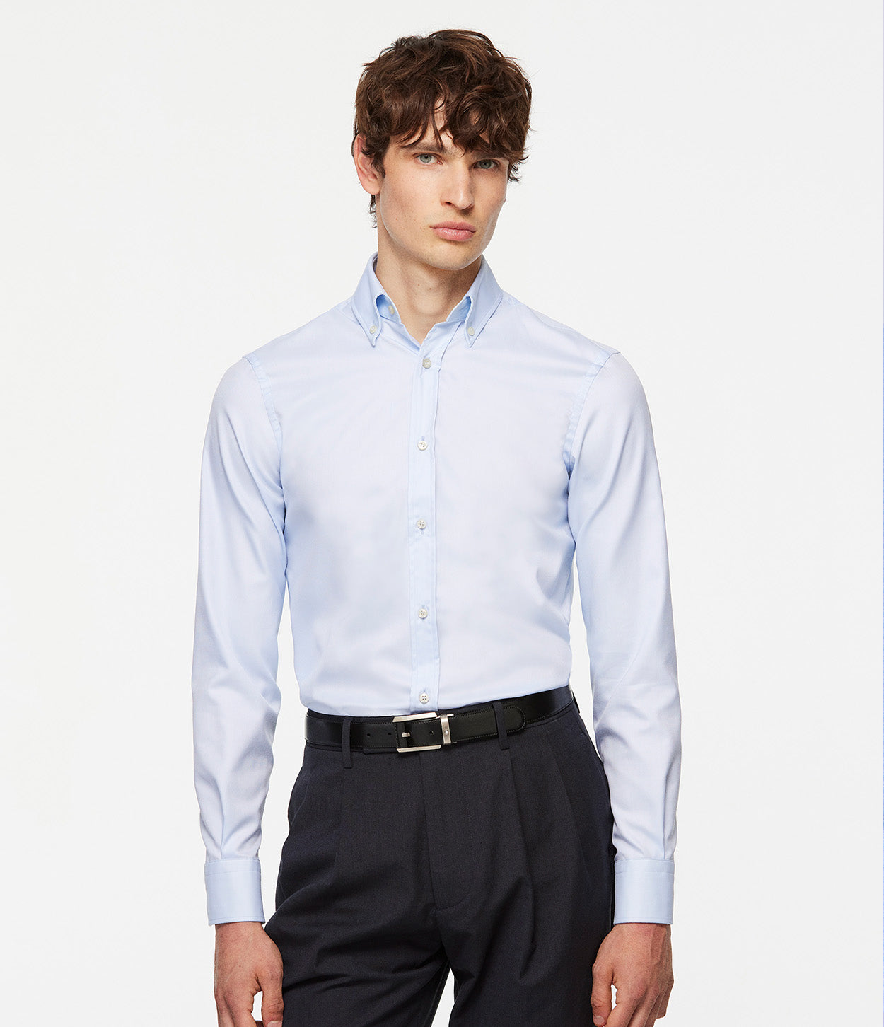 modelo con camisa azul cielo