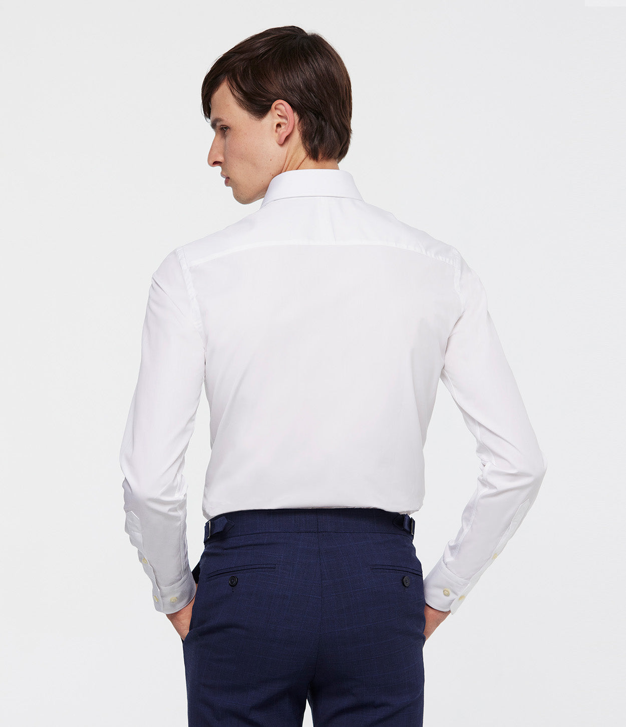 modelo espaldas manos bolsillo