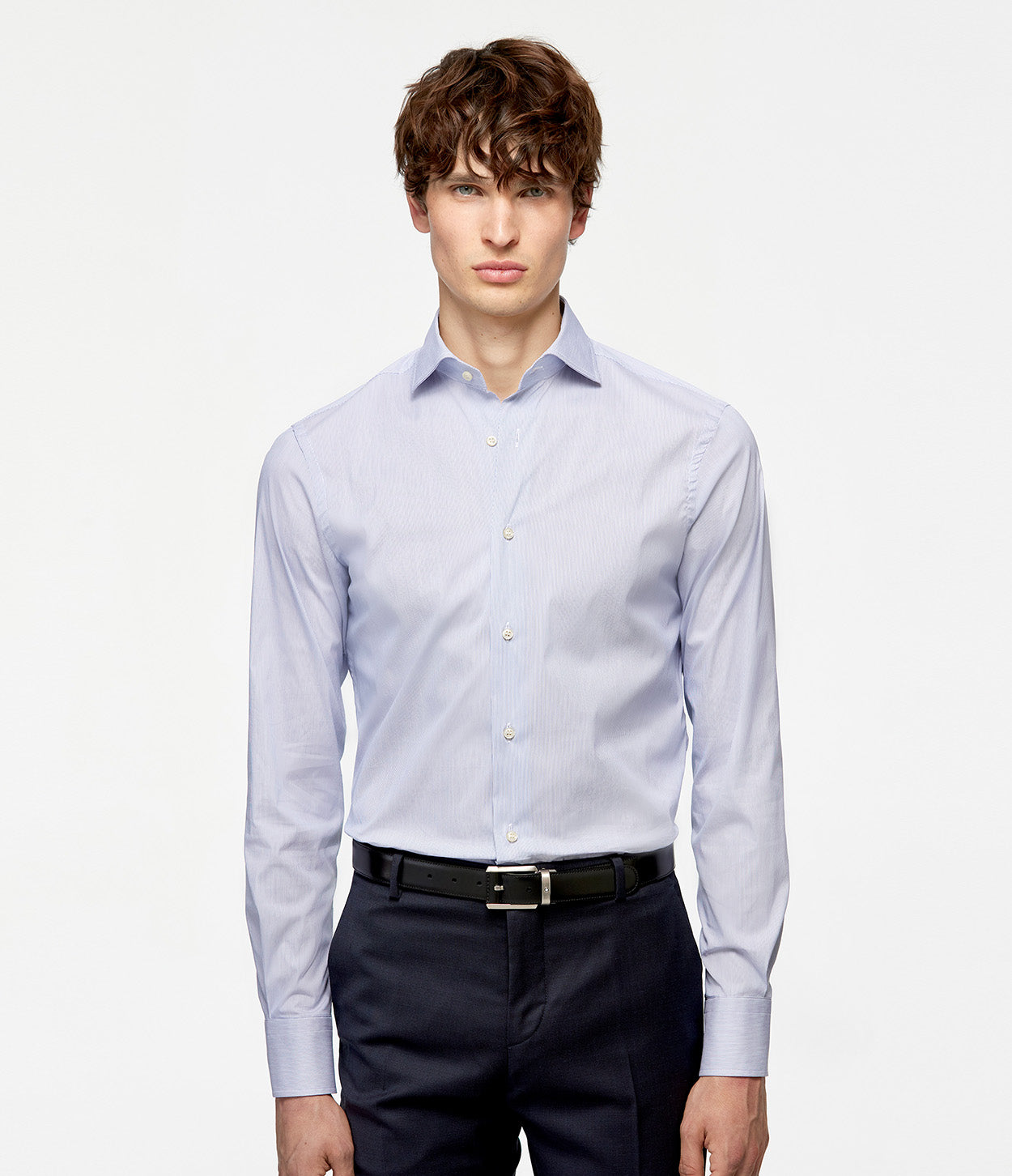 modelo de pie con la prenda puesta