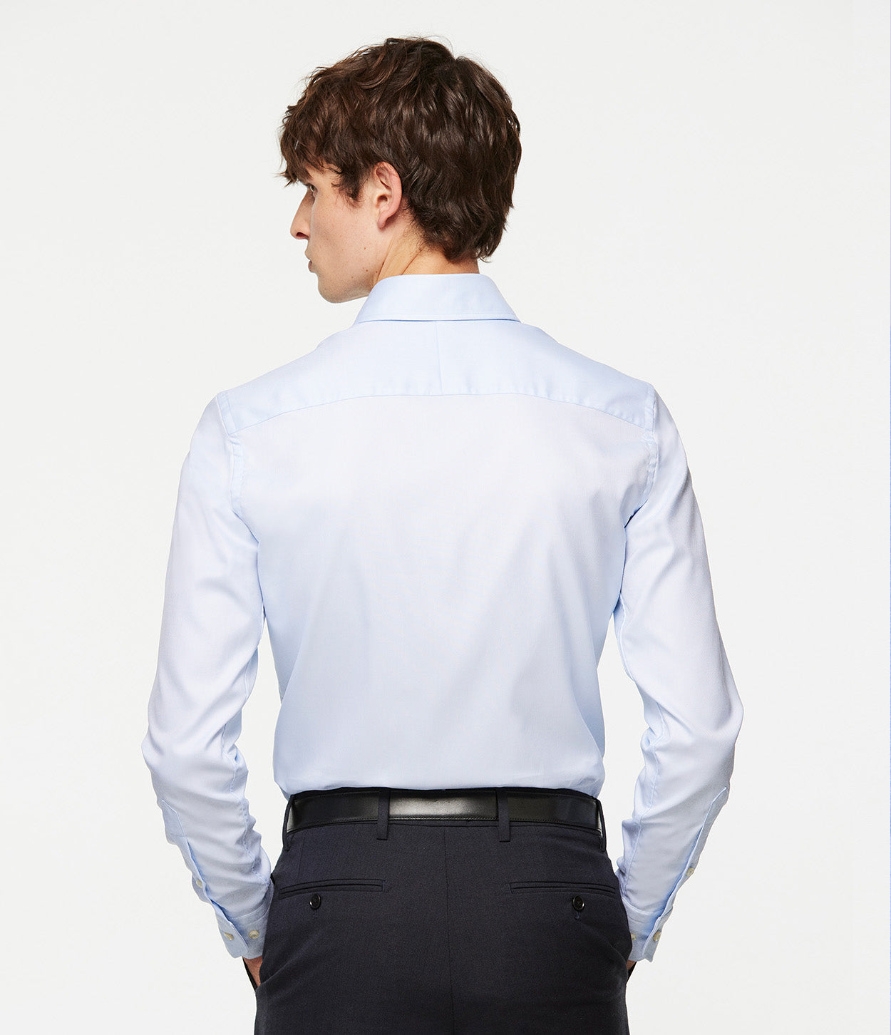 modelo de espaldas y manos en los bolsillos