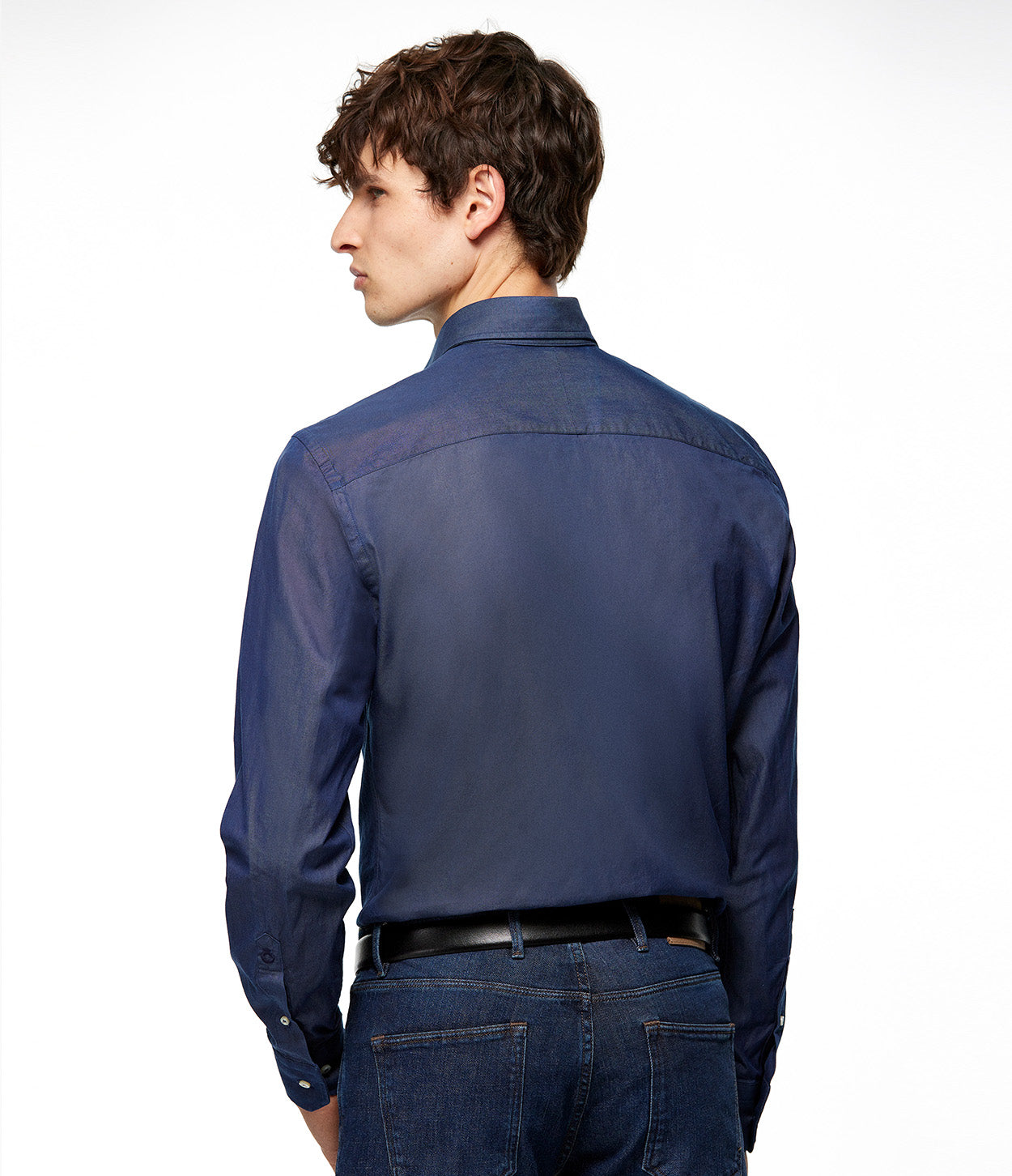 modelo de espalda y mano en el bolsillo