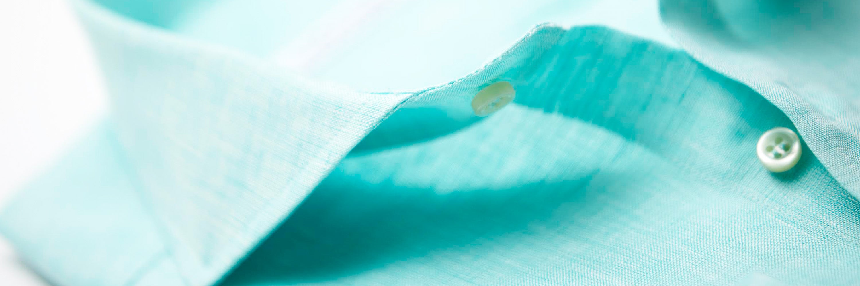 detalle de cuello italiano abierto en camisa de lino de color verde