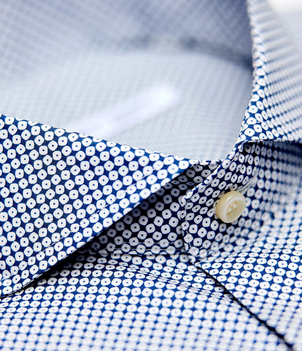 detalle estampado geométrico cuello