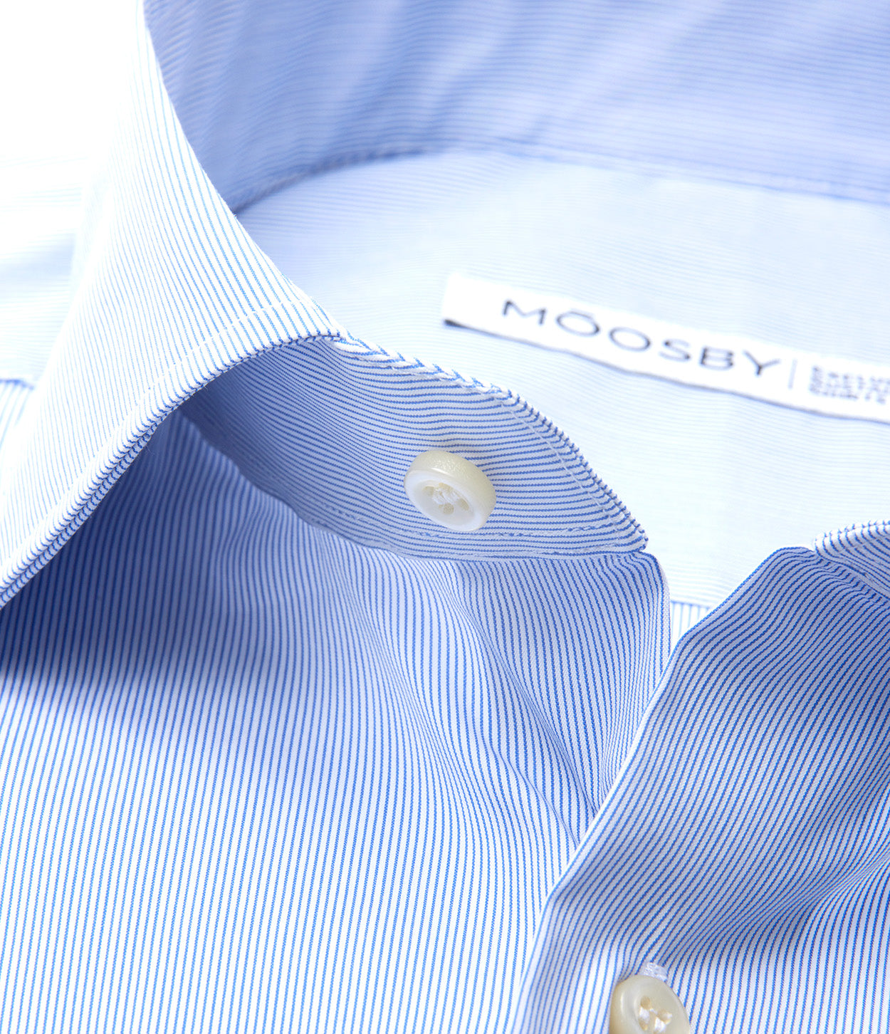 detalle cuello con botón desabrochado