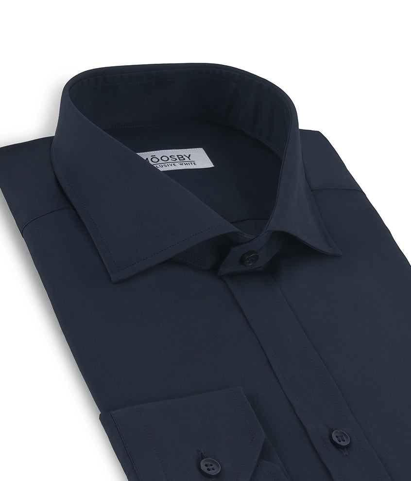 foto lateral camisa plegada azul marino